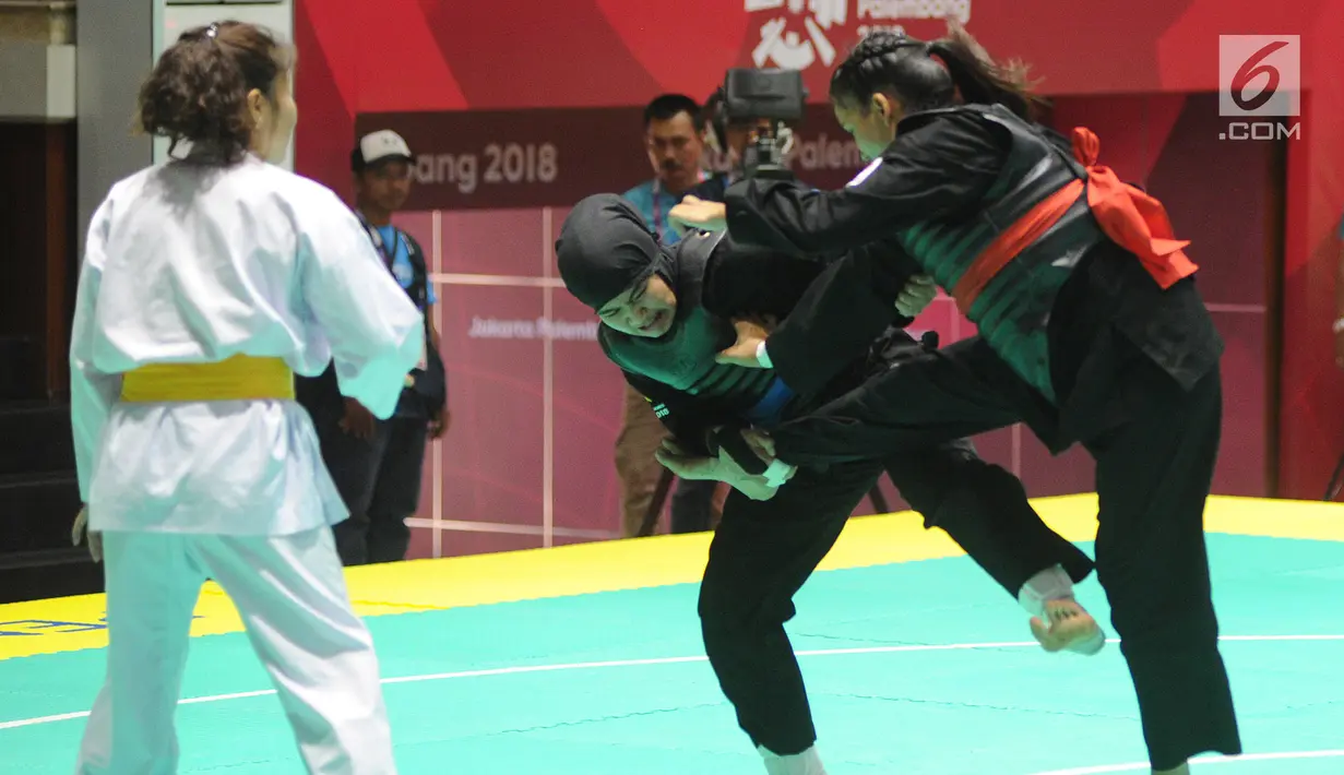Pesilat Indonesia Pipiet Kamelia saat bertanding melawan A Janejira dari Thailand pada semifinal kelas D 60kg-65kg putri Asian Games 2018 di Padepokan Pencak Silat, TMII, Jakarta, Minggu (26/8). Pipet menang dan melaju ke final. (Merdeka.com/Arie Basuki)