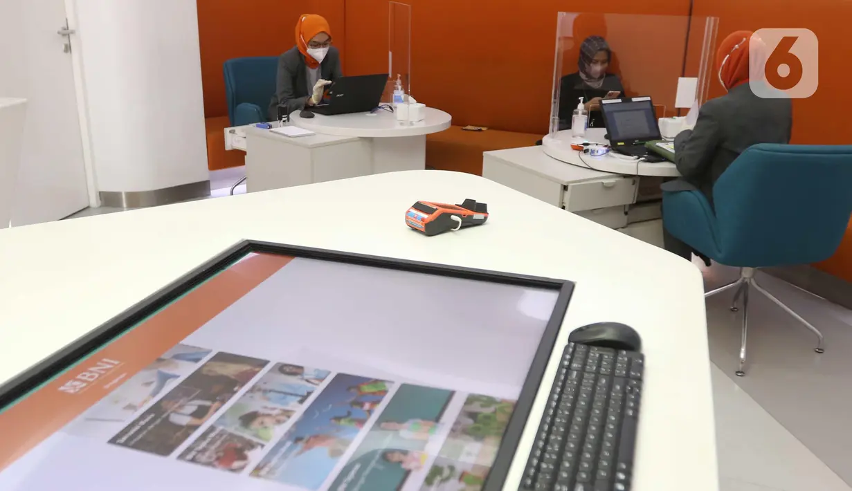 Customer service melayani nasabah mencari informasi pada BNI Digital Branch di Jakarta, Jumat (11/3/2022). Implementasi digital branch berfungsi khusus memproses registrasi nasabah dan pembukaan rekening secara mandiri. (Liputan6.com/Angga Yuniar)
