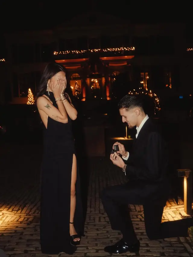 Jennifer Coppen saat Dilamar Justin Hubner dengan dinner romantis. [@jennifercoppenreal20]