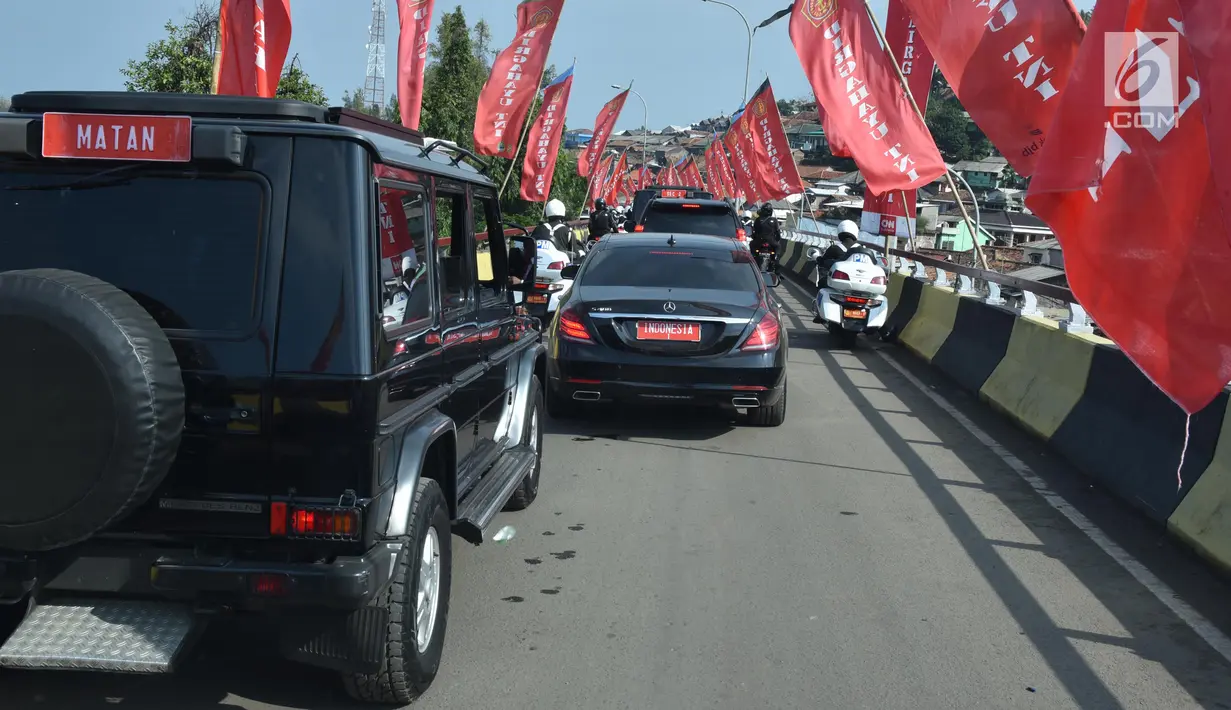 Iring-iringan rombongan kendaraan Presiden Joko Widodo yang terjebak macet saat menuju lokasi upacara HUT ke-72 TNI di Pelabuhan Indah Kiat, Banten (5/10). (Liputan6.com/Pool/Agus Suparto)