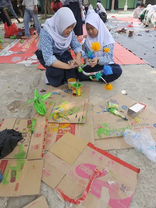 Murid-murid membuat kerajinan tangan dari limbah plastik dan kardus di SMPN 20 Tangsel, Kamis (10/10/2019). Kegiatan dalam program Gerakan Sekolah Menyenangkan ini  untuk menggugah kesadaran sejak dini kepedulian pengelolaan sampah yang dapat diolah dengan kreatifitas. (merdeka.com/Arie Basuki)