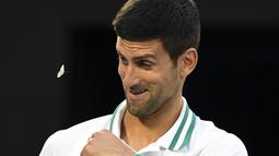 Kupu-kupu berwarna putih tersebut terus menghampiri Novak Djokovic. Dirinya hanya bisa menghindar tanpa menyakiti binatang lucu tersebut. (Foto: AFP/William West)