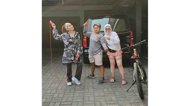 7 Gaya Ayu Ting Ting dengan Hobi Barunya Bersepeda, Makin Cantik dan Bugar