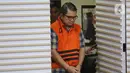 Mantan Direktur Utama PT Perusahaan Gas Negara (PGN) periode 2008–2017, Hendi Prio Santoso sesaat sebelum mengikuti rilis penetapan tersangka sekaligus penahanannya di gedung Merah Putih Komisi Pemberantasan Korupsi (KPK), Jakarta, Rabu (1/10/2025). (Liputan6.com/Helmi Fithriansyah)