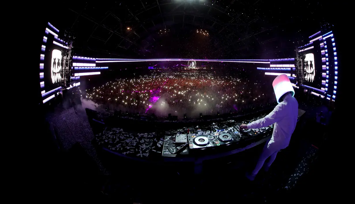 DJ Marshmello saat menghibur penonton di panggung Sahara pada hari ke 3 Coachella Valley Music & Arts Festival di Empire Polo Club pada tanggal 23 April 2017 di Indio, California, AS (23/4). (Christopher Polk / Getty Images untuk Coachella / AFP)