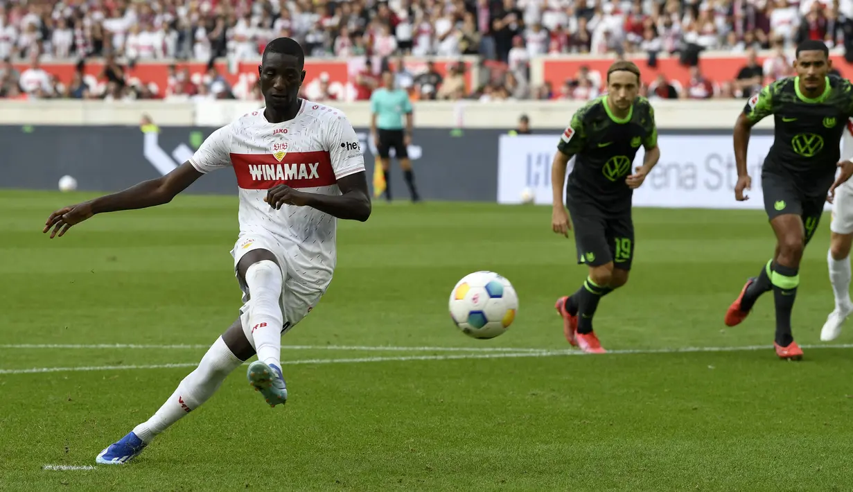 Serhou Guirassy yang kini tengah menjalani musim kedua bersama VfB Stuttgart setelah sempat berstatus pinjaman dari Rennes pada musim pertamanya, memiliki koleksi dua hattrick di Bundesliga 2023/2024 yang dicetaknya pada pekan ke-4 saat menang 3-1 atas FSV Mainz (16/9/2023) dan pekan ke-7 saat menang 3-1 atas VfL Wolfsburg (7/10/2023). Hingga kini ia telah mencetak total 17 gol dari 14 laga di Bundesliga 2023/2024 dan sementara menenmpati posisi runner-up daftar top skor. (AFP/Thomas Kienzle)