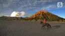 <p>Pemilik kuda berkeliling di lautan pasir Gunung Bromo, Probolinggo, Jawa Timur, Jumat (10/9/2021). Balai Besar Taman Nasional Bromo Tengger Semeru (BB-TNBTS) mulai membuka pintu masuk kawasan wisata Bromo melalui Kabupaten Probolinggo. (merdeka.com/Arie Basuki)</p>
