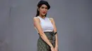 <p>Outfit monokrom dapat dipadu dengan memberi sentuhan warna cerah pada tas. Selain itu, quilted skirt warna gelap dan platform ankle boots juga cocok untuk kreasi outfit.</p>