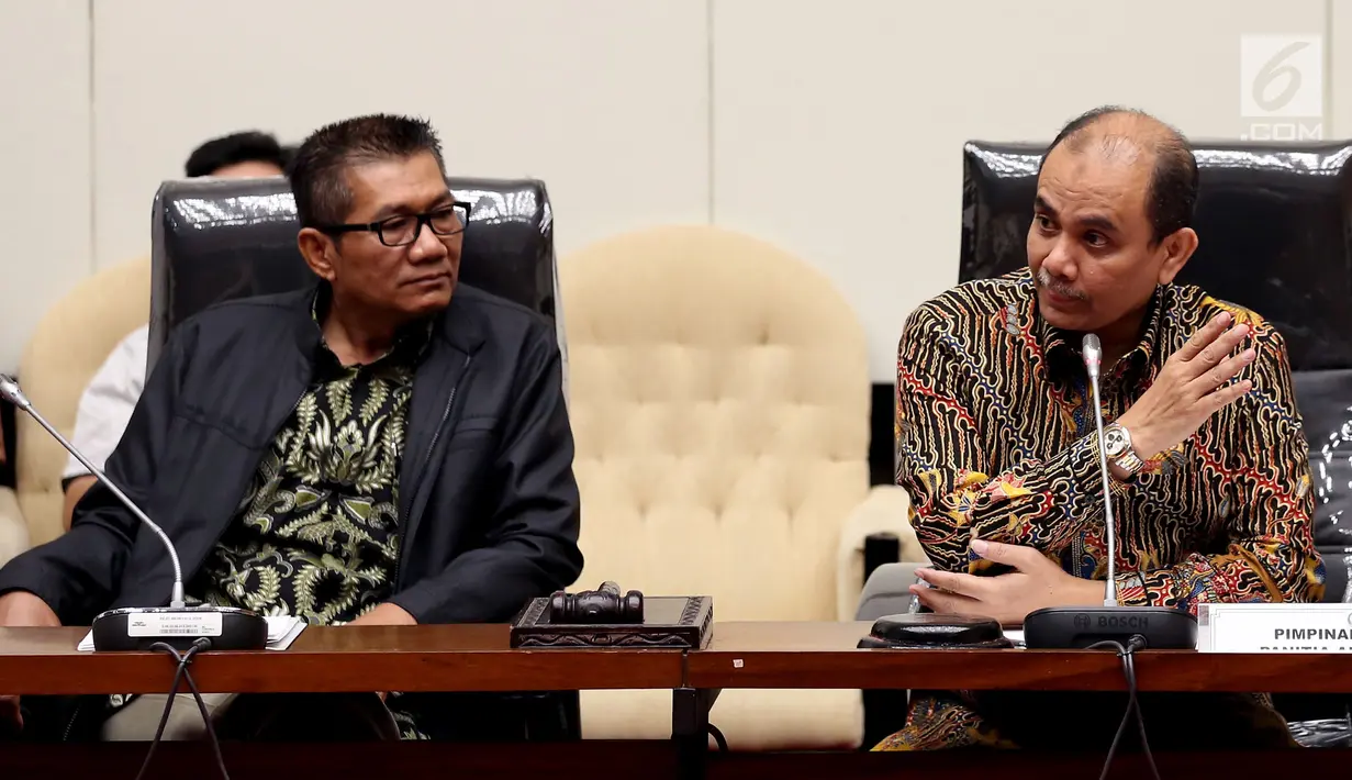 Ketua Pansus Ketua Pansus Hak Angket KPK, Agun Gunandjar Sudarsa (kiri) di dampingi Dua Wakil Ketua Pansus angket KPK Dossy Iskandar memimpin rapat lanjutan Pansus Angket KPK, Jakarta, Senin (19/6). Liputan6.com/Johan Tallo)