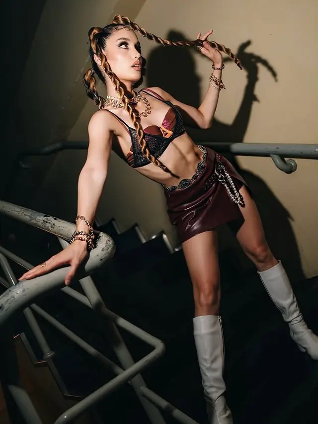 Gaya Cinta Laura saat manggung di DWP 2024. [@claurakiehl]