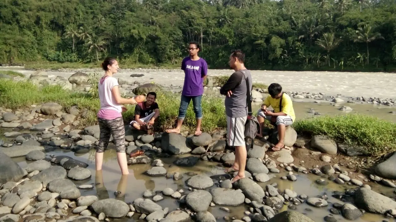 Gadis Asal Ceko Kampanye Bahaya Sampah Plastik