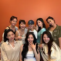 Lihat di sini gaya SNSD Rayakan anniversary ke-18. [@taeyeon_ss].