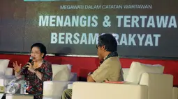 Ketua Umum PDIP, Megawati Soekarnoputri (kiri) memberikan keterangan saat peluncuran buku Megawati Dalam Catatan Wartawan, Jakarta, Rabu (23/3/2016). Buku tersebut merupakan catatan jurnalis yang pernah meliput Megawati. (Liputan6.com/Helmi Fithriansyah)