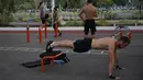 Orang-orang mengikuti latihan fisik luar ruangan di sebuah taman di Kota Tel Aviv, Israel tengah, pada 12 November 2020. Pusat-pusat kebugaran di Tel Aviv ditutup sejak pertengahan September guna memerangi penyebaran coronavirus baru (COVID-19). (Xinhua/Gil Cohen Magen)