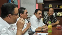 Cagub dan Cawagub DKI Anies-Sandiaga berdiskusi dengan PWI di Gedung Dewan Pers, Jakarta, Jumat (24/3). Anies-Sandi datangi Dewan Pers dan berharap PWI ikut mengawal proses Pilkada putaran kedua pada 19 April mendatang. (Liputan6.com/Yoppy Renato)