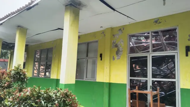 Atap gedung SMA Negeri 1 Ciampea, Kabupaten Bogor, ambruk, pada Kamis (14/3/2024).