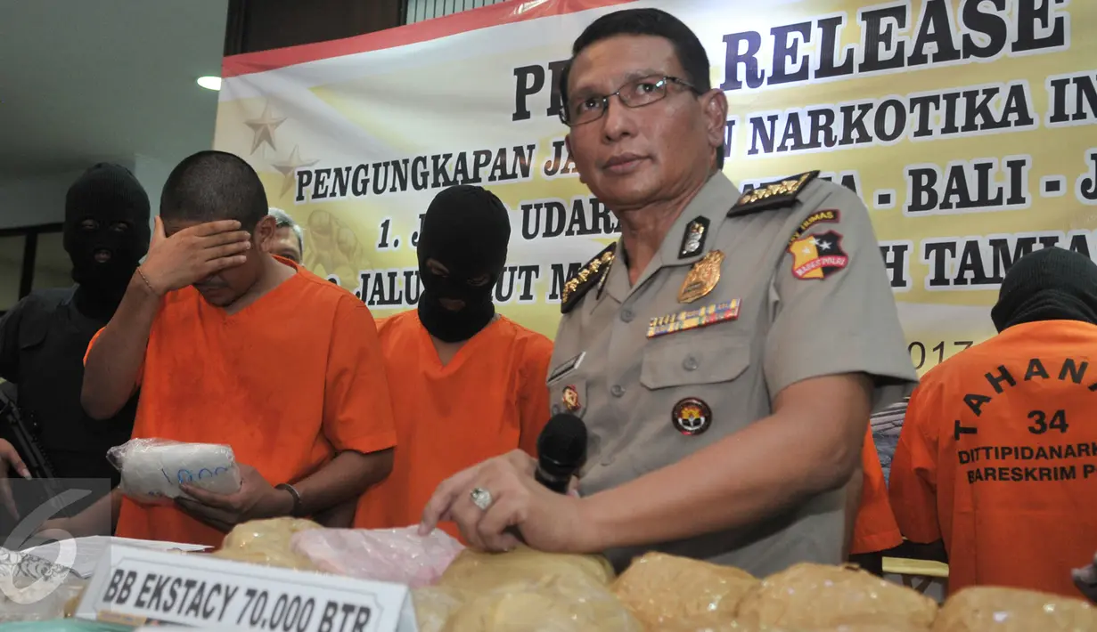 Dirtipid Narkoba Bareskrim Polri memperlihatkan barang bukti saat Press Release pengungkapan jaringan narkotika internasional, Jakarta, Selasa (7/3). Petugas mengamankan barang bukti 48 kg sabu dan 70.000 butir pil ekstasi. (Liputan6.com/Yoppy Renato)