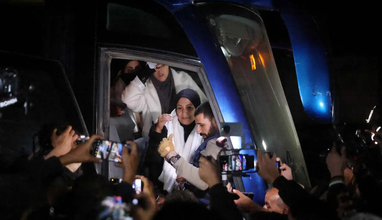 Mereka tiba di Rumah Sakit Nasser dengan kendaraan berlabel Perserikatan Bangsa Bangsa (PBB). Tampak dalam foto, warga Palestina yang datang dari penyeberangan Rafah, Mesir, tiba di Rumah Sakit Nasser di Khan Yunis, Jalur Gaza selatan pada 2 Februari 2026. (Bashar Taleb/AFP)