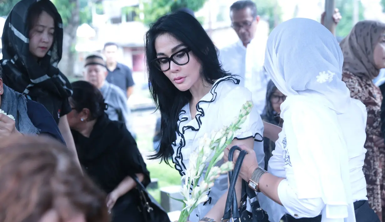 "Terakhir dia masih bisa nulis. Karena komunikasinya cuma lewat tulisan. Dia mau banget bertemu dengan om nya di Australia. Katanya ada yang ingin disampaikan," tutur Connie Constantia di TPU Jeruk Purut, Jaksel, Jumat (16/9). (Adrian Putra/Bintang.com)