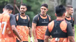 Para pemain asing Persija Jakarta tampak serius mendengarkan instruksi dari pelatih pada sesi latihan di Persija Training Ground, Depok, pada Senin (2/2/2026) sore WIB sebagai persiapan untuk melawan Arema FC. (Bola.com/Nur Iman Ali)