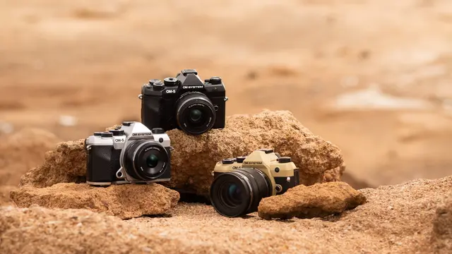 Kamera mirrorless OM System OM-5 Mark II. Credit: OM System