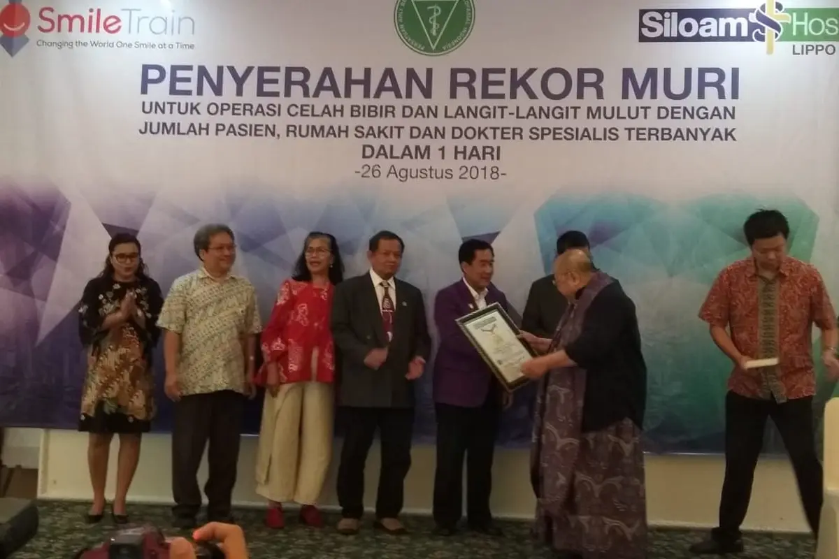 Pendiri MURI Jaya Suprana memberikan piagam rekor MURI kepada salah satu managemen Rumah Sakit Siloam atas pemecahan rekor yang telah dilakukan, Minggu (26/8/2018).