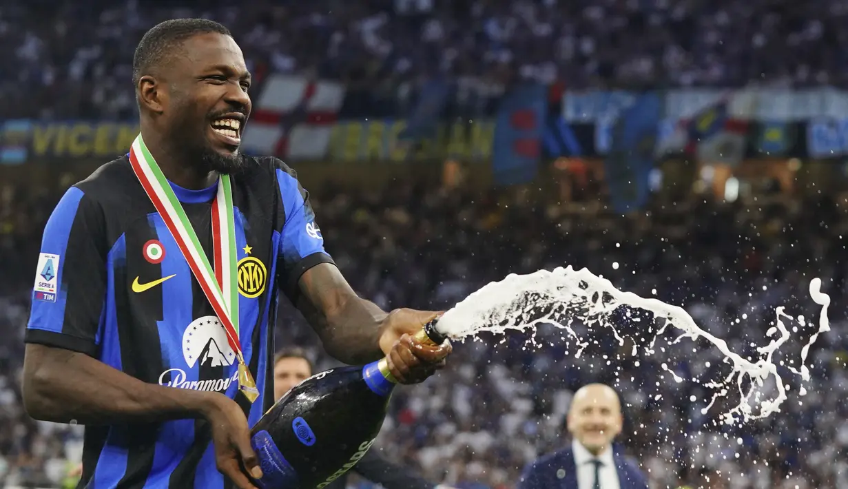 Pertandingan itu sekaligus menjadi momen penyerahan gelar scudetto bagi Inter Milan mengingat laga dimainkan dihadapan publik sendiri. (Spada/LaPresse via AP)