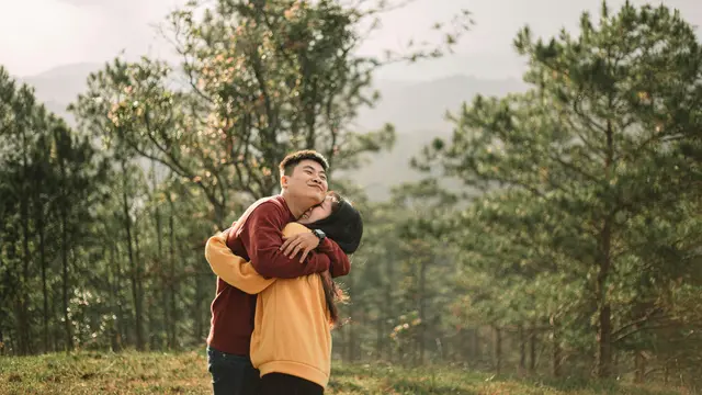 couple september bersama di alam terbuka