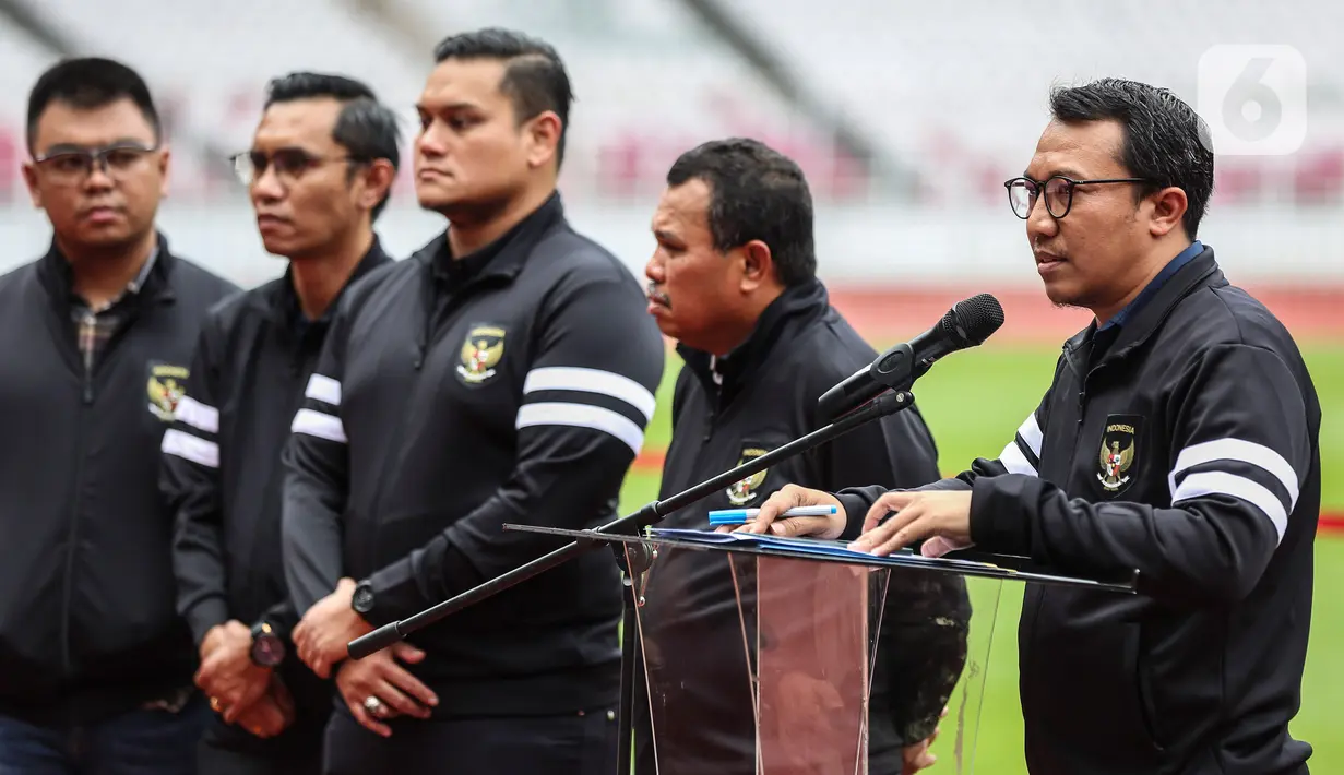 Ketua Komite Pemilihan PSSI Amir Burhanuddin (kiri) dan Ketua Komite Banding pemilihan Gusti Randa (kanan) mengumumkan sejumlah nama calon ketua dan wakil ketua PSSI di Stadion Gelora Bung Karno (SUGBK),  Jakarta, Selasa (31/1/2023). Selanjutnya KP atau Komite Pemilihan akan menunggu banding dari para calon yang dinyatakan tidak lolos dan akan diperiksa lebih lanjut oleh Komite Banding Pemilihan (KBP).  (Liputan6.com/Johan Tallo)