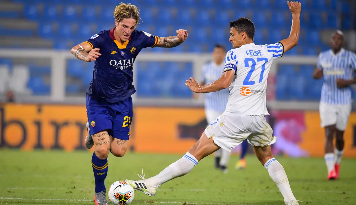 Gelandang AS Roma, Nicolo Zaniolo berusaha melewati pemain SPAL, Felipe pada pertandingan lanjutan Liga Serie A Italia di stadion Paolo Mazza di Ferrara, Italia, Rabu, (22/7/2020). Roma menang telak 6-1 atas SPAL. (Fabio Rossi/LaPresse via AP)