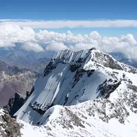 Terkenal akan hawa dingin, kehangatan bisa kamu dapat di celah salju abadi Pegunungan Jayawijaya.