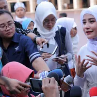 "Kayak aku lagi sedih, setiap salat aku baca sama artinya supaya kita dikasih rejeki yang tak disangka jadi nggak jadi sedih lagi," pungkas Prilly Latuconsina. (Deki Prayoga/Bintang.com)