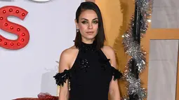 Aktris Mila Kunis berpose saat menghadiri premiere film "A Bad Moms Christmas" di Regency Village, Westwood, Los Angeles, AS (30/10). Istri dari aktor hollywood Ahston Kutcher ini tampil cantik mengenakan gaun hitam. (Photo by Jordan Strauss/Invision/AP)