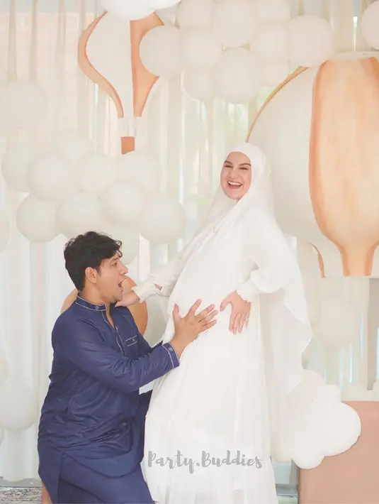 Dekorasi saat acara tasyakuran tersebut juga terlihat cantik dengan nuansa awan putih disertai balon udara yang berterbangan. Calon ibu ini begitu anggun dengan pakaian serba putihnya. (Instagram/party.buddies)