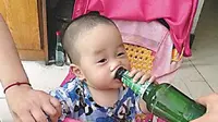 Dalam sekali minum saja bayi yang dipanggil Tangtang itu bisa minum setengah botol.