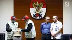 Dua petugas, Wakil Ketua KPK Alexander Marwata (kedua kanan) dan Irjen Kemenkum HAM Jhoni Ginting (kanan) jelang keterangan pers OTT di Gedung KPK, Jakarta (28/5/2019). OTT terkait penanganan perkara penyalahgunaan izin tinggal di Kantor Imigrasi Kelas I Mataram, NTB. (Liputan6.com/Johan Tallo)