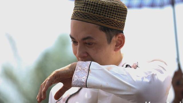 7 Momen Haru Pemakaman Ibunda Kiki Farrel, Diiringi Tangisan Keluarga