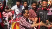 [VIDEO] Jokowi Blusukan Naik Becak Garuda pada Pilkada Jatim