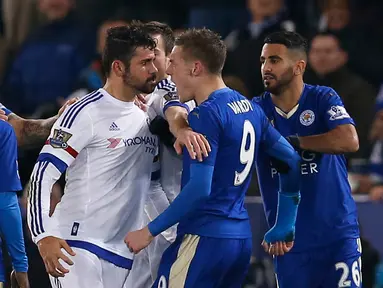 Penyerang Chelsea Diego Costa berseteru dengan penyerang Leicester City Jamie Vardy saat lanjutan liga Inggris di Stadion King Power Stadium, Liecester (15/12). Leicester menang atas Chelsea dengan skor 2-1. (Reuters/Andrew Yates)