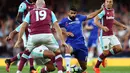 Penyerang Chelsea, Diego Costa dikepung pemain West Ham United di laga Liga Primer Inggris melawan West Ham United di Stadion Stamford Bridge, London, Senin (15/8). Chelsea menang 2-1 di laga perdananya. (REUTERS/ Tony O'Brien)