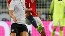 Gelandang Jerman, Toni Kroos berebut bola dengan penyerang Norwegia, Joshua King saat bertanding pada grup C Kualifikasi Piala Dunia 2018 di Stuttgart, Jerman,(4/9). Jerman menang telak atas Norwegia 6-0. (AP Photo/Matthias Schrader)