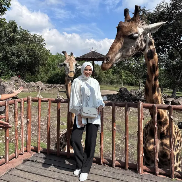 7 Potret Citra Kirana dan Keluarga di Taman Safari, Sarapan Bareng Jerapah
