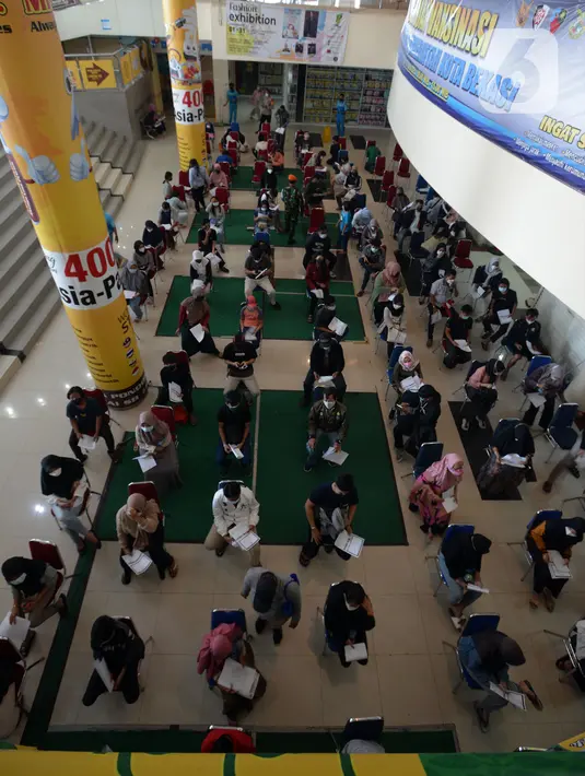 Warga menunggu untuk mengikuti vaksinasi COVID-19 di Plaza Pondok Gede, Bekasi, Jawa Barat, Selasa (27/7/2021). Vaksinasi dilakukan kepada warga usia minimal 12 tahun guna menekan penyebaran COVID-19. (merdeka.com/Imam Buhori)