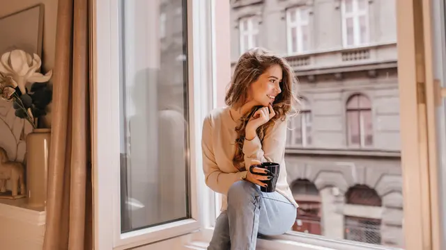 wanita november senyum di balkon