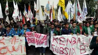 Ratusan mahasiswa dari berbagai universitas melakukan aksi unjuk rasa di depan Istana Negara, Jakarta, Kamis (21/5).  Aksi tersebut menuntut agar Pemerintahan memprioritaskam masyarakat pribumi daripada asing. (Liputan6.com/Johan Tallo)
