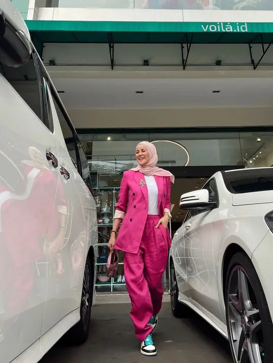 <p>Blazer berwarna pink fuchsia akan membuatmu tampil memesona dan elegan. (instagram/ollaramlan)</p>