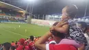 Keseruan terjadi saat laga mulai Mustopha menggendongsang putri untuk ikut mendukung klub kesayangannya, Persija Jakarta yang sedang melawan Tampines Rovers. (Bola.com/Istimewa)