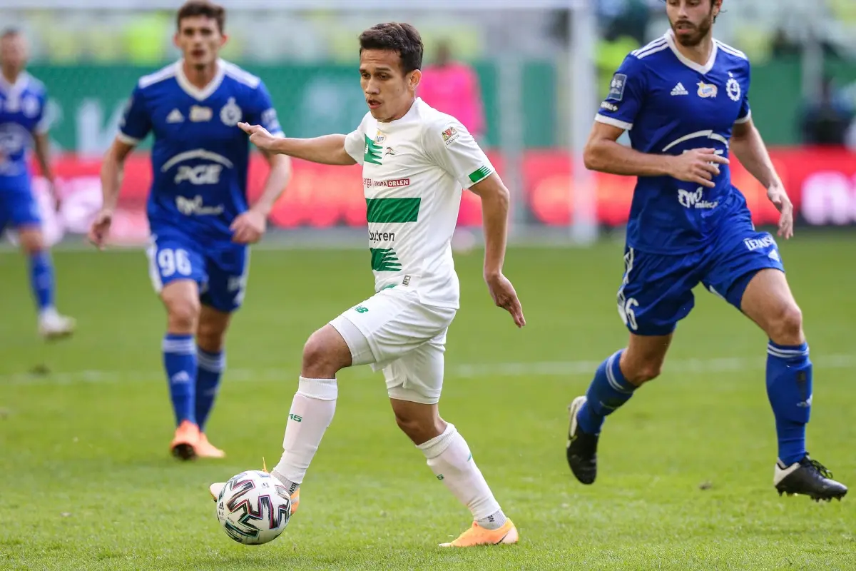 Gelandang Lechia Gdansk, Egy Maulana Vikri, ketika menghadapi Stal Mielec di Stadion Energa Gdansk, Gdansk, Sabtu (19/9/2020).