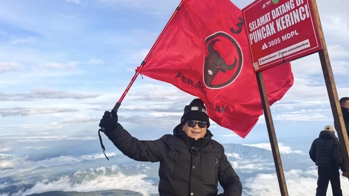 Hasto Sampaikan Pesan Menyentuh Usai Kibarkan Bendera PDIP di Puncak Kerinci
