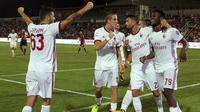 Selebrasi para pemain AC Milan saat merayakan gol Frank Kessie ke gawang FC Crotone di Ezio Scida Stadium, (20/8/2017). Milan menang 3-0. (Albano Angilletta/ANSA via AP)